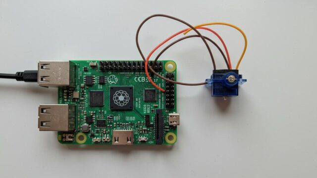Cablage d un servomoteur SG90 sur Raspberry Pi 5 via GPIO17 avec fils rouge VCC, marron GND, orange signal
